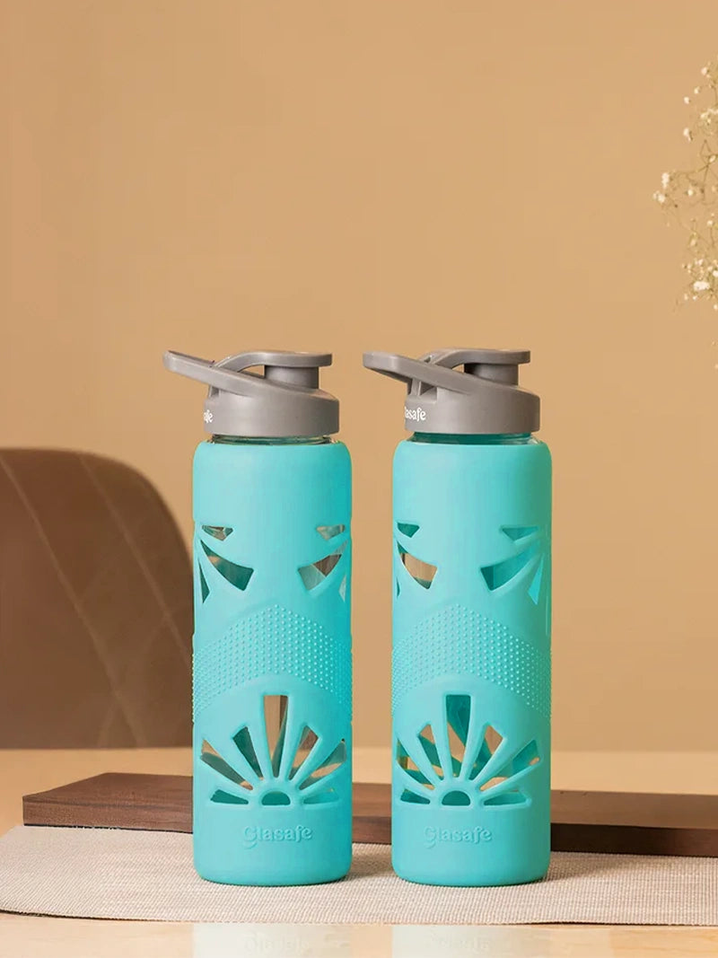Set of 2 borosilicate glass water bottles with anti-slip silicone sleeve